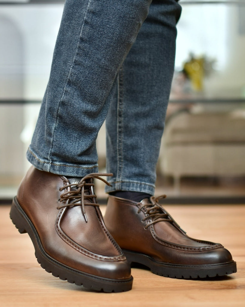 Scarpa uomo modello Ingegnere in pelle marrone e suola micro