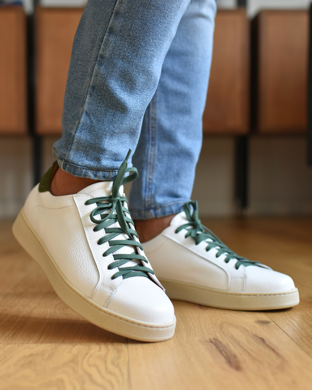 Sneakers da uomo in pelle bianca bottalata e dettagli verdi